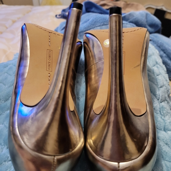 VINCE CAMUTO KAIN GOLD METALLIC PUMP - Picture 14 of 16